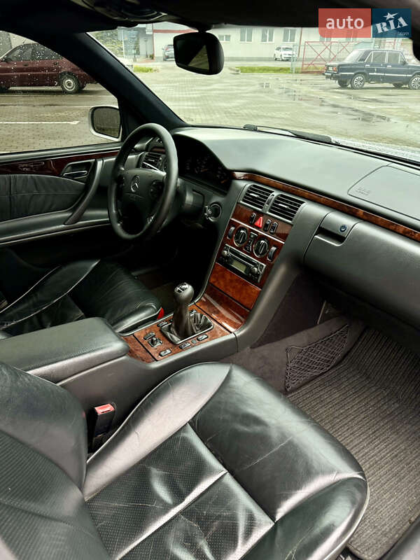 Седан Mercedes-Benz E-Class 2000 в Городке