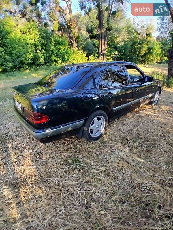Седан Mercedes-Benz E-Class 1999 в Лубнах