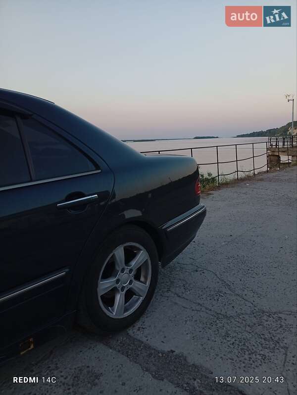 Седан Mercedes-Benz E-Class 2000 в Ржищеве