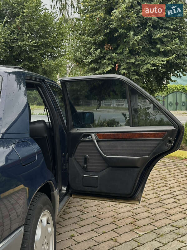Седан Mercedes-Benz E-Class 1988 в Малині