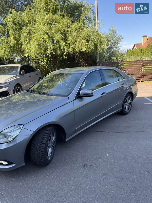 Седан Mercedes-Benz E-Class 2010 в Обухові