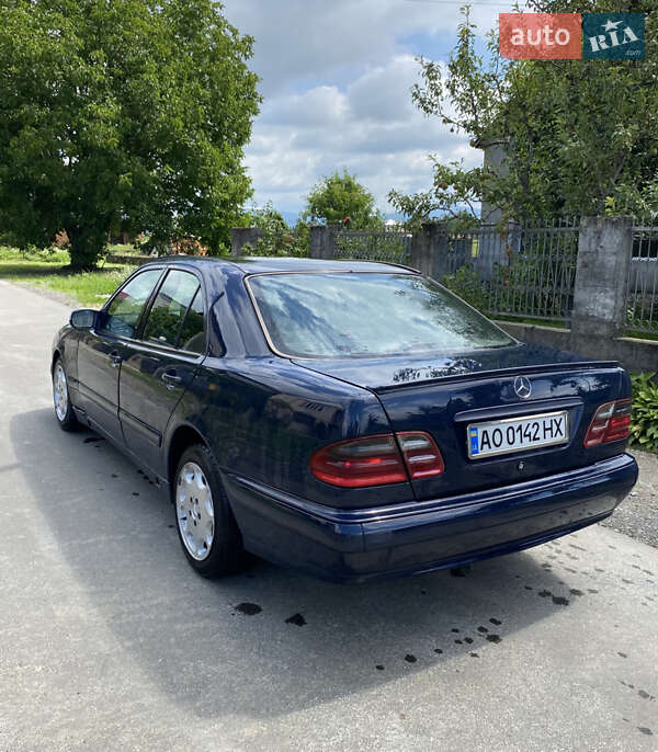 Седан Mercedes-Benz E-Class 2002 в Іршаві