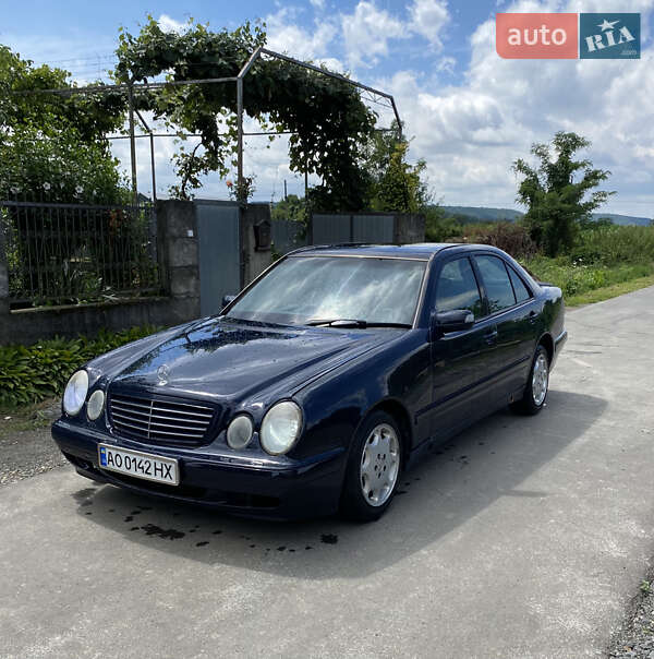Седан Mercedes-Benz E-Class 2002 в Іршаві
