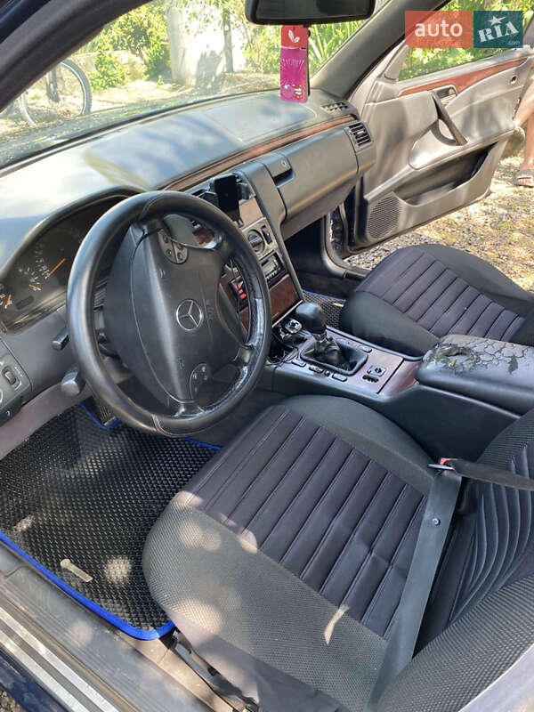 Седан Mercedes-Benz E-Class 2002 в Іршаві