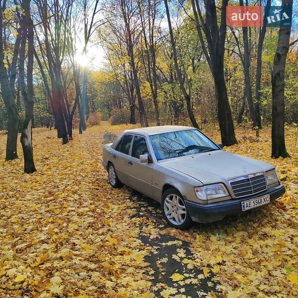 Седан Mercedes-Benz E-Class 1995 в Краснограді
