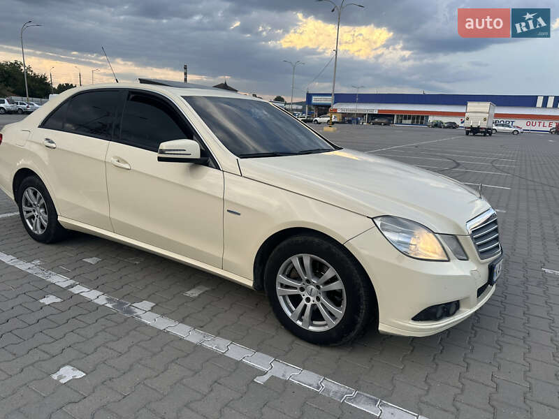 Седан Mercedes-Benz E-Class 2011 в Черновцах