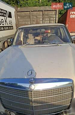 Седан Mercedes-Benz E-Class 1974 в 