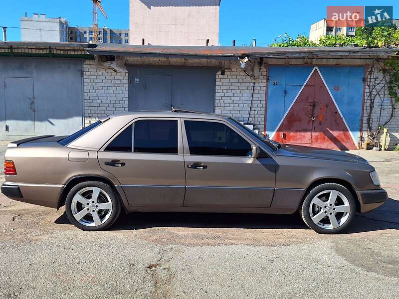 Седан Mercedes-Benz E-Class 1989 в Житомире