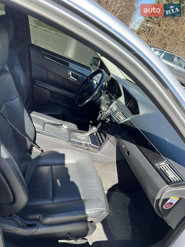 Седан Mercedes-Benz E-Class 2011 в Львове