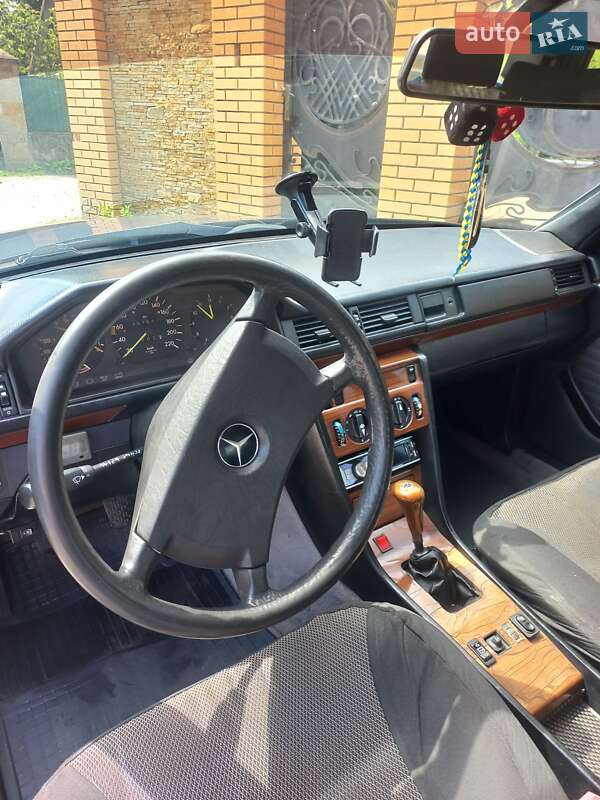 Седан Mercedes-Benz E-Class 1988 в Киеве