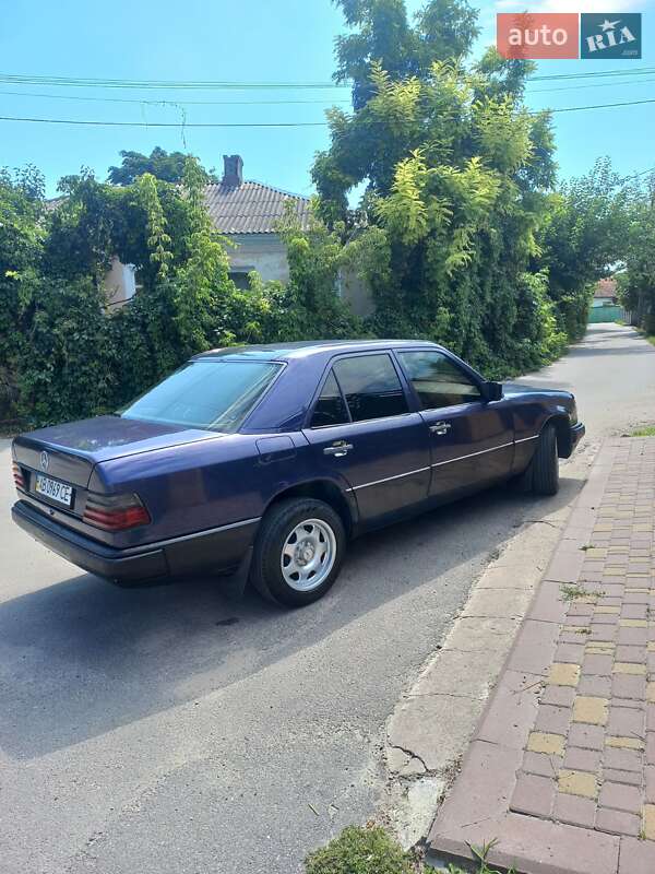 Седан Mercedes-Benz E-Class 1988 в Киеве