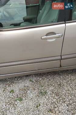Седан Mercedes-Benz E-Class 2001 в 