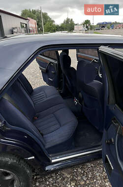 Седан Mercedes-Benz E-Class 1991 в  фото 7 Седан Mercedes-Benz E-Class 1991 в