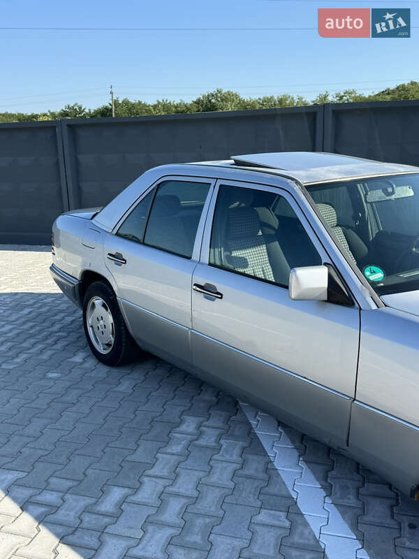 Седан Mercedes-Benz E-Class 1993 в Иршаве