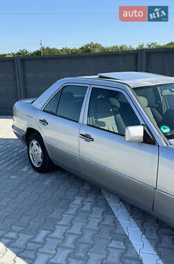 Седан Mercedes-Benz E-Class 1993 в 