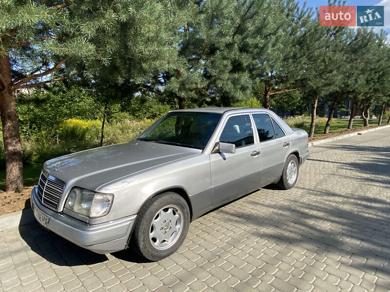 Седан Mercedes-Benz E-Class 1994 в Львове