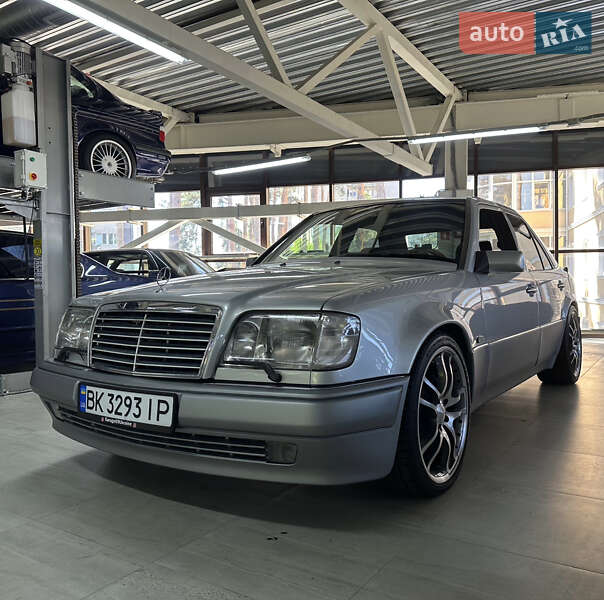 Седан Mercedes-Benz E-Class 1993 в Києві