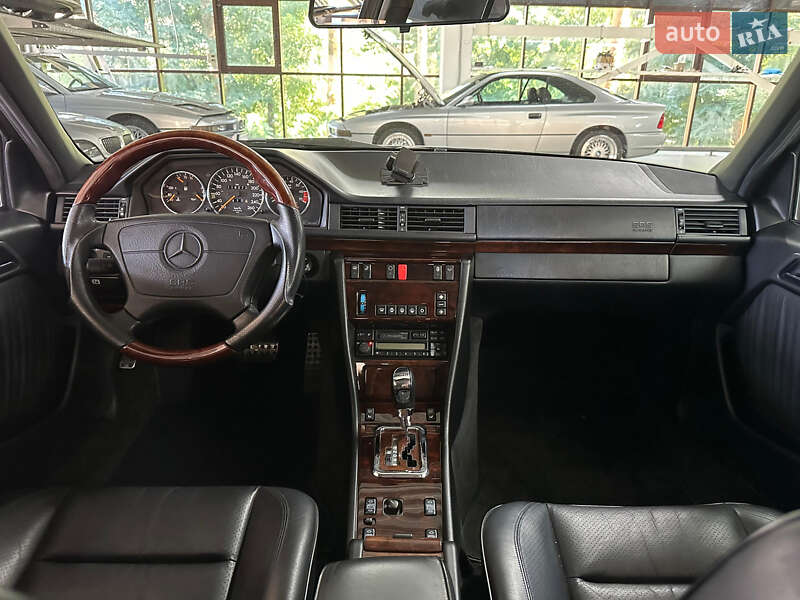 Седан Mercedes-Benz E-Class 1993 в Києві
