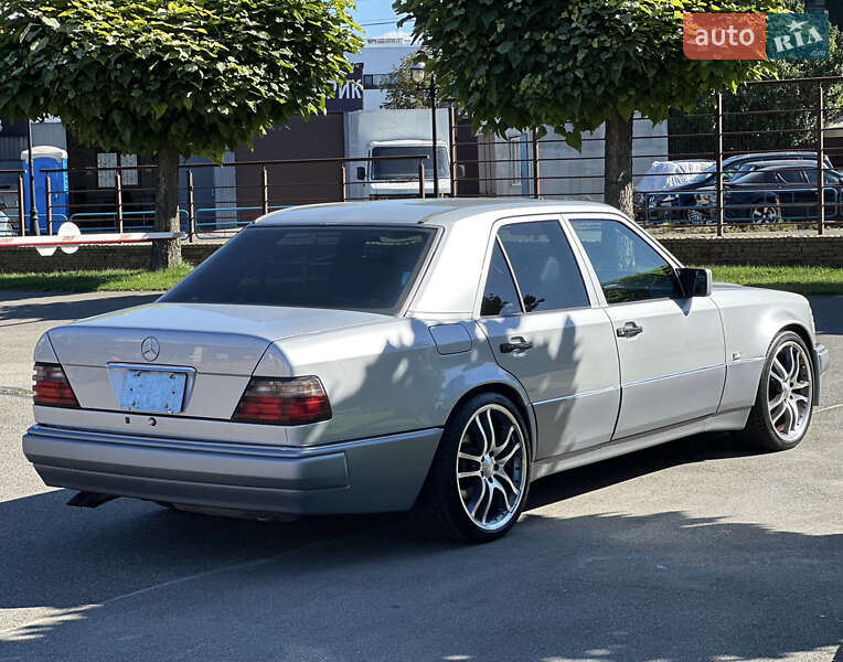 Седан Mercedes-Benz E-Class 1993 в Києві