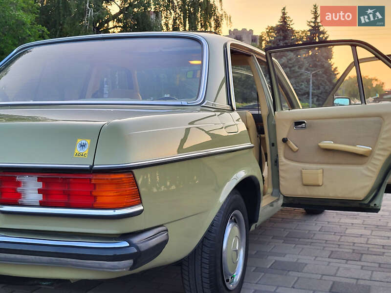 Седан Mercedes-Benz E-Class 1983 в Днепре