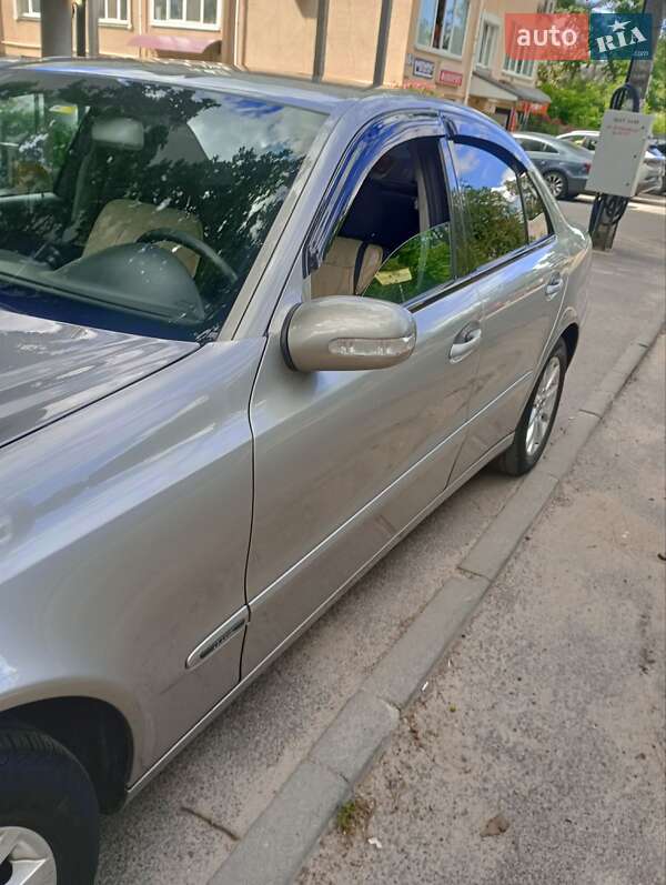 Седан Mercedes-Benz E-Class 2004 в Ірпені