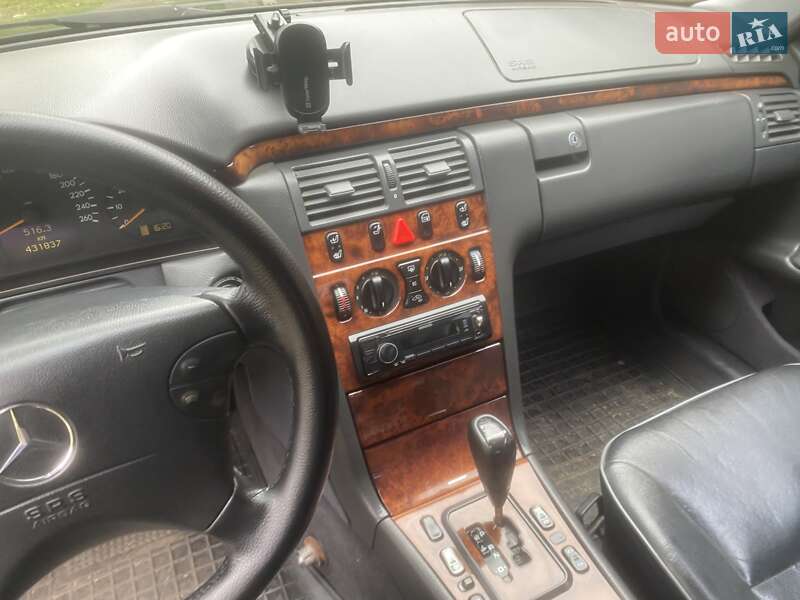 Седан Mercedes-Benz E-Class 2001 в Нововолинську