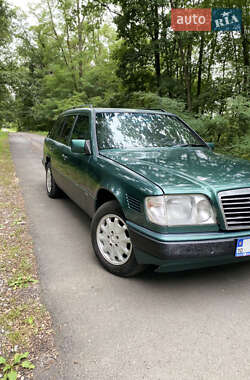 Универсал Mercedes-Benz E-Class 1995 в  фото 3 Универсал Mercedes-Benz E-Class 1995 в