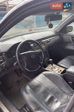Седан Mercedes-Benz E-Class 2000 в 