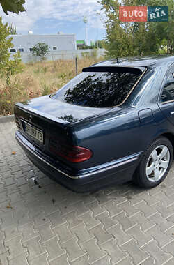 Седан Mercedes-Benz E-Class 2000 в 