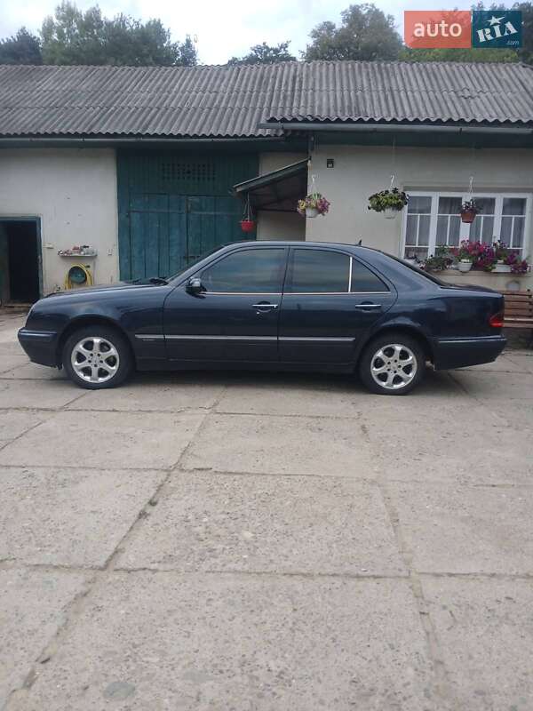 Седан Mercedes-Benz E-Class 2000 в Черновцах