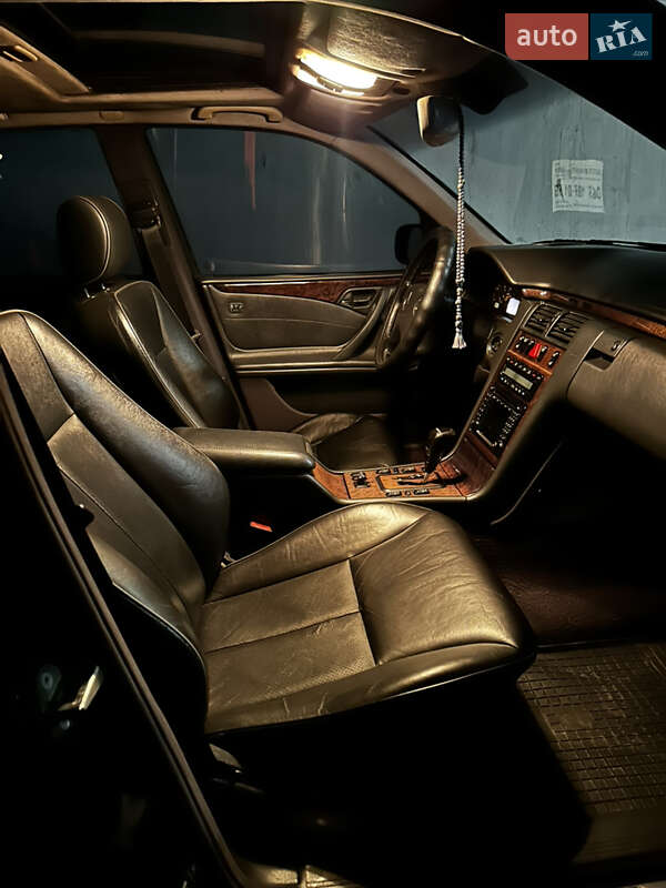 Седан Mercedes-Benz E-Class 2000 в Киеве