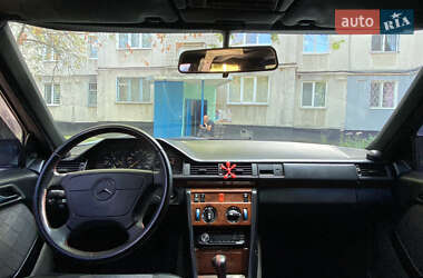 Седан Mercedes-Benz E-Class 1992 в 