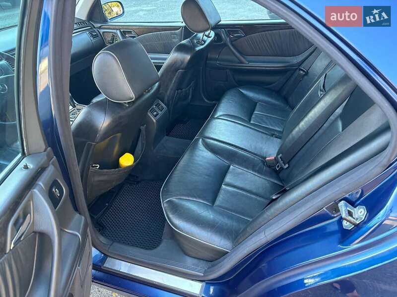 Седан Mercedes-Benz E-Class 2000 в Києві
