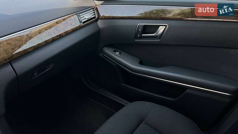 Седан Mercedes-Benz E-Class 2012 в Львові