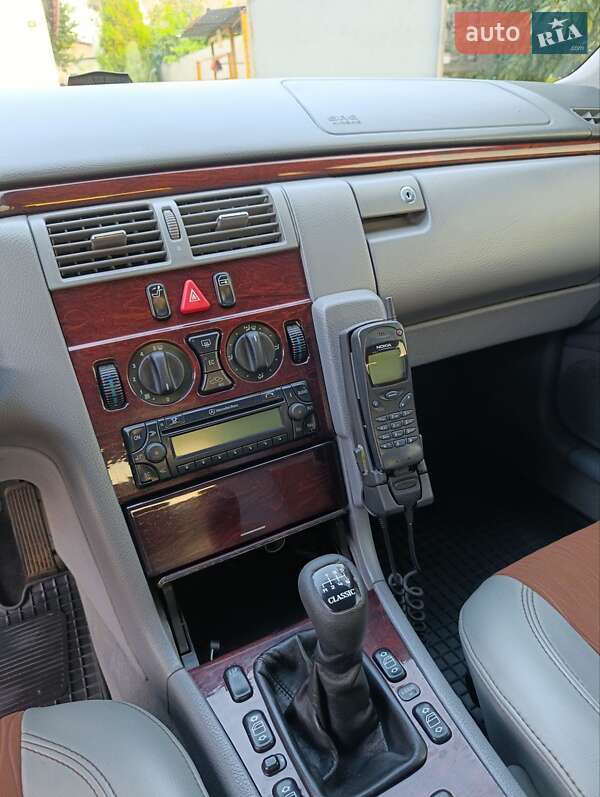Седан Mercedes-Benz E-Class 2000 в Днепре