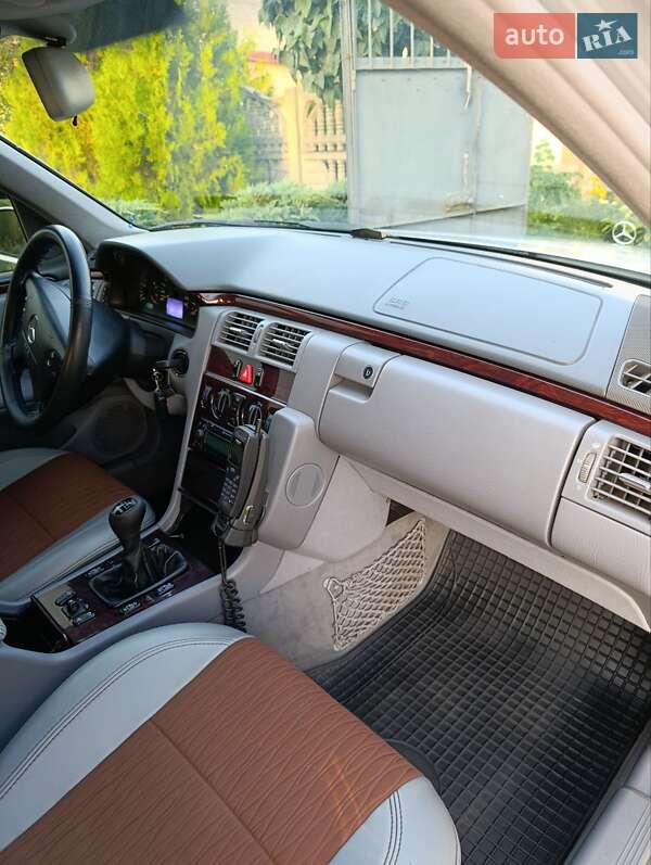 Седан Mercedes-Benz E-Class 2000 в Днепре