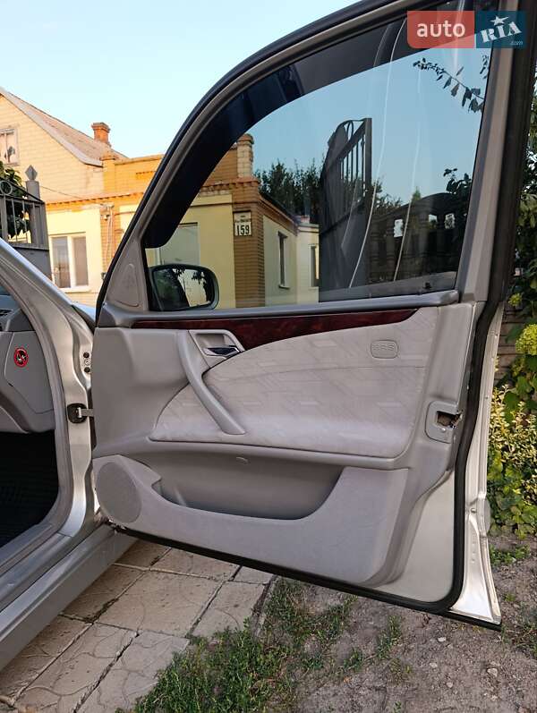 Седан Mercedes-Benz E-Class 2000 в Днепре