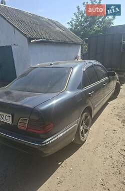 Седан Mercedes-Benz E-Class 2000 в 