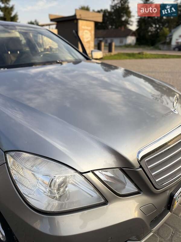 Седан Mercedes-Benz E-Class 2010 в Самборі