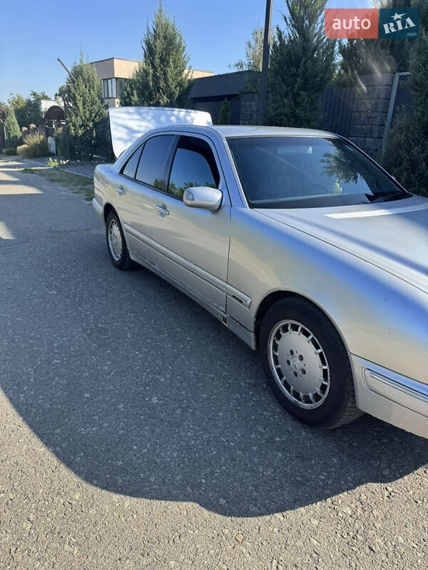 Седан Mercedes-Benz E-Class 2001 в Киеве