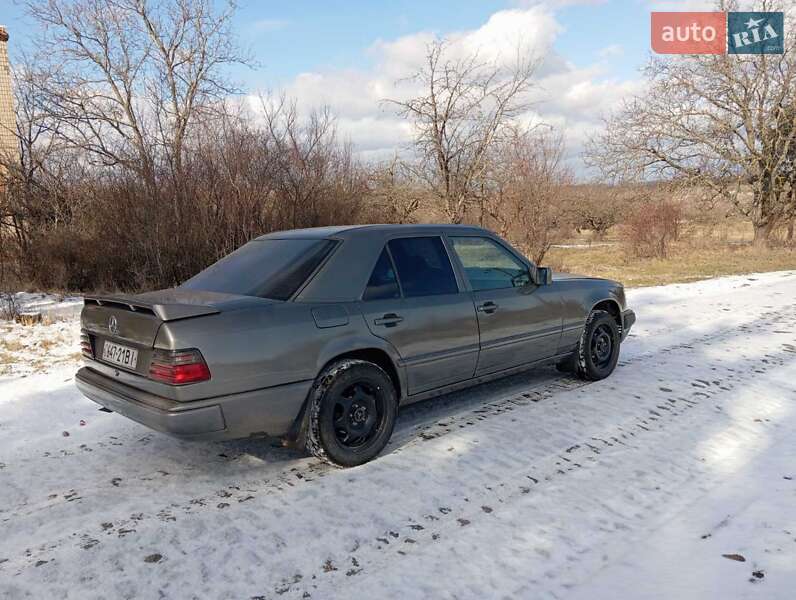 Седан Mercedes-Benz E-Class 1988 в Бершаді