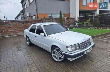 Седан Mercedes-Benz E-Class 1986 в Львове
