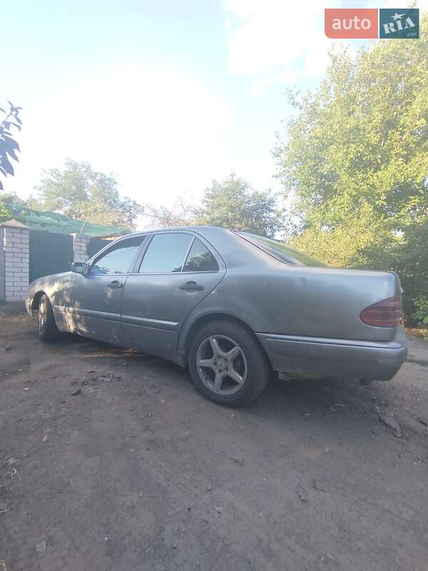 Седан Mercedes-Benz E-Class 1999 в Смеле