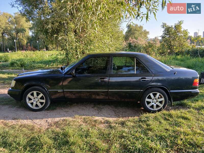 Седан Mercedes-Benz E-Class 1993 в Виннице