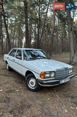 Седан Mercedes-Benz E-Class 1982 в Львові