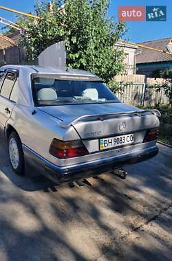 Седан Mercedes-Benz E-Class 1990 в 