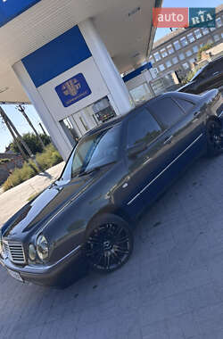 Седан Mercedes-Benz E-Class 1995 в Запорожье