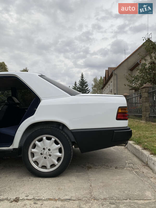 Седан Mercedes-Benz E-Class 1988 в Березному