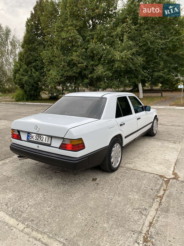 Седан Mercedes-Benz E-Class 1988 в Березному