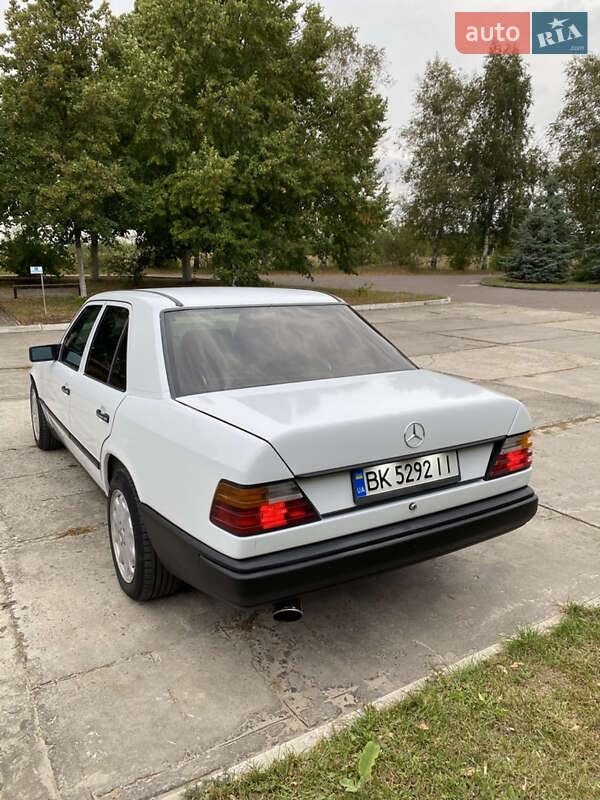 Седан Mercedes-Benz E-Class 1988 в Березному